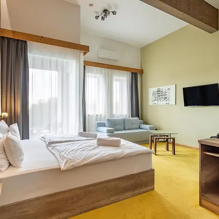 מלון Kristaly Konferencia & Wellness 4*